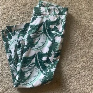 Old Navy mid rise pixie pants. Size 6 regular